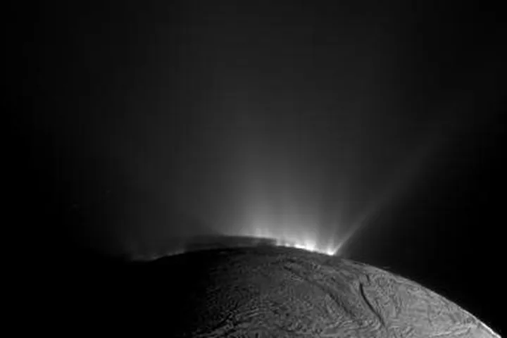 Струи водяного пара и ледяных частиц над Энцеладом — снимок Cassini