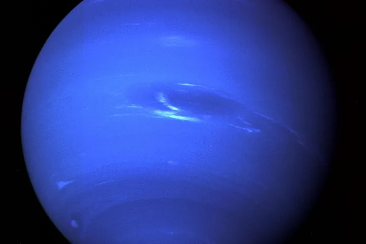 Нептун — изображение Voyager 2 с облаками и тёмным вихрем; обработанный цвет