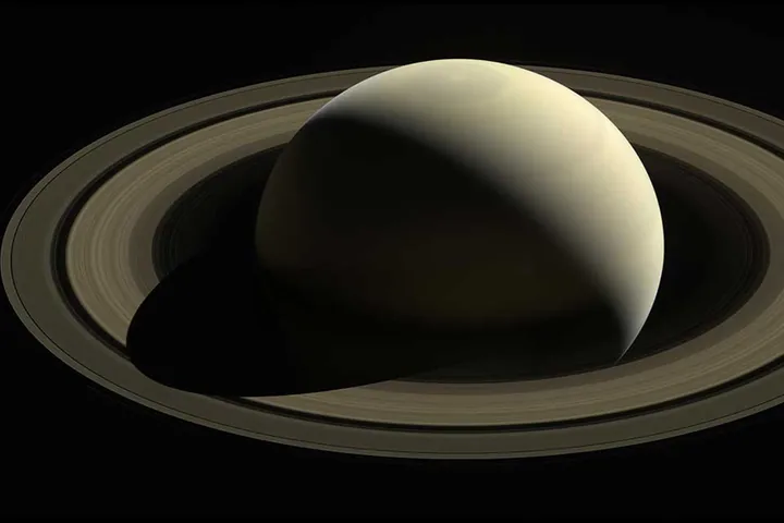 Сатурн и его кольца — снимок Cassini; видны тени планеты и колец